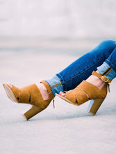 Load image into Gallery viewer, Cadence Chunky Heel
